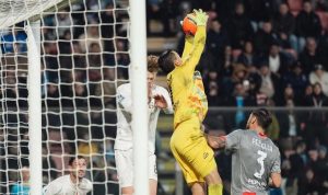 Aksi kiper keturunan Indonesia, Emil Audero, saat melompat tinggi untuk menangkap bola dalam laga Cremonese melawan Cagliari.