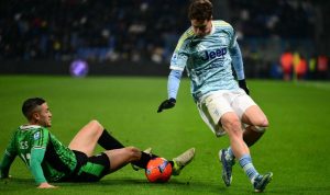 blunder-jay-idzes-juventus-vs-sassuolo-menang-3-0.webp Aksi Kenan Yıldız dari Juventus saat mendribel bola melewati hadangan pemain Sassuolo dalam pertandingan Serie A yang berakhir dengan kemenangan 3-0 untuk Juventus.