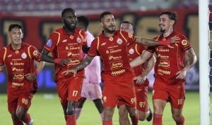 strategi-persija-tanpa-pemain-asing-el-clasico.webp Selebrasi para pemain Persija Jakarta, termasuk Gustavo Almeida dan Maciej Gajos, merayakan gol dalam pertandingan Liga 1 sebagai representasi kekuatan tim menjelang laga melawan Persib Bandung.