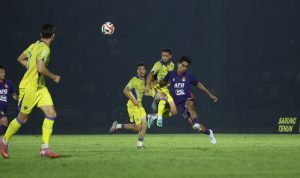 Duel udara pemain Persib Bandung melawan Persik Kediri dalam laga lanjutan Liga 1.