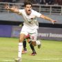 Selebrasi Jens Raven penyerang Timnas Indonesia saat mencetak gol dalam pertandingan internasional.