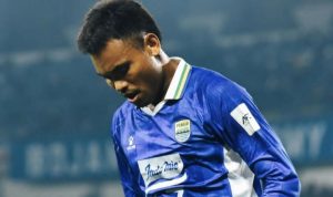 saddil-ramdani-kartu-merah-absen-lawan-persija.jpg Potret ekspresi kecewa Saddil Ramdani setelah mendapatkan kartu merah dalam pertandingan BRI Super League.