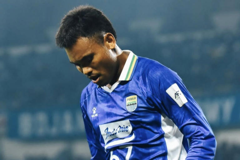 Potret ekspresi kecewa Saddil Ramdani setelah mendapatkan kartu merah dalam pertandingan BRI Super League.