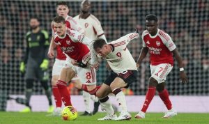 Duel perebutan bola yang sengit antara kapten Arsenal, Martin Odegaard, dan Alexis Mac Allister dari Liverpool dalam laga Big Match Premier League.