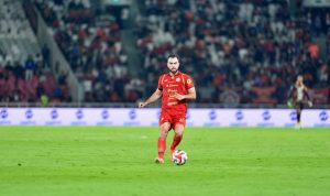 Aksi bek Timnas Indonesia Jordi Amat saat menggiring bola dalam pertandingan BRI Super League.