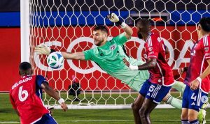 Aksi heroik Maarten Paes melakukan penyelamatan gemilang di depan gawang, memperkuat alasan Ajax Amsterdam merekrutnya di tengah minat Persib Bandung.