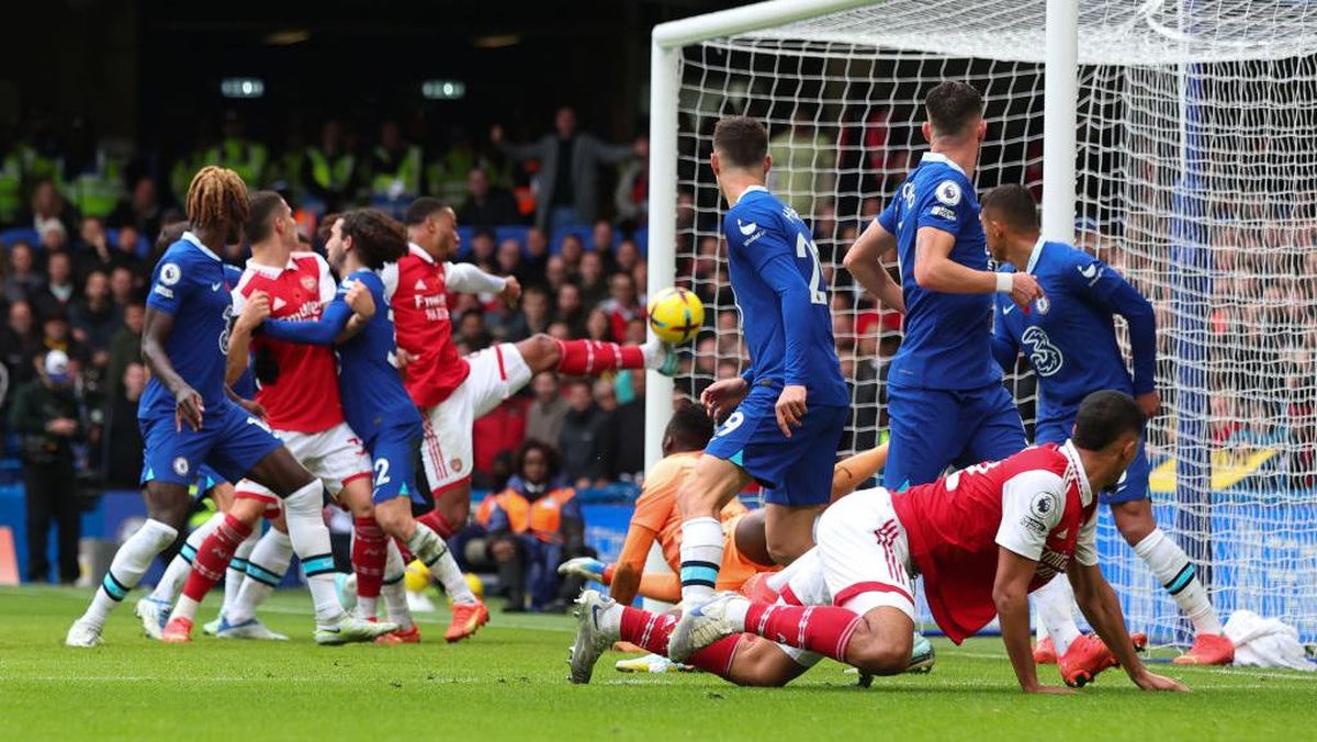 Kemelut di depan gawang dalam laga Arsenal vs Chelsea di Piala Liga Inggris, memperlihatkan pemain kedua tim berebut bola di area kotak penalti.
