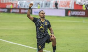 Selebrasi emosional pemain Malut United dengan berlutut dan mengangkat tangan setelah berhasil mengalahkan PSBS Biak.