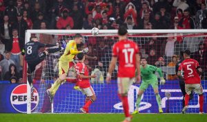 Kemelut di depan gawang Real Madrid saat pemain Benfica mencoba mencetak gol dalam pertandingan Liga Champions yang berakhir dengan kekalahan El Real.