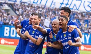 Selebrasi emosional para pemain Persib Bandung saat merayakan gol dalam pertandingan pekan ke-18 BRI Super League di stadion yang dipenuhi suporter.