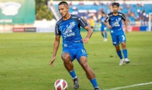 Aksi Faiq Bolkiah, pemain terkaya di dunia, saat bertanding di lapangan hijau.