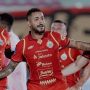 Para pemain Persija Jakarta sedang melakukan diskusi taktis di tengah lapangan dalam sebuah pertandingan Liga 1