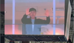 Pelatih Timnas Indonesia Shin Tae-yong melambaikan tangan kepada penonton dari tribun VVIP Indonesia Arena saat menyaksikan laga futsal Indonesia vs Korea Selatan.