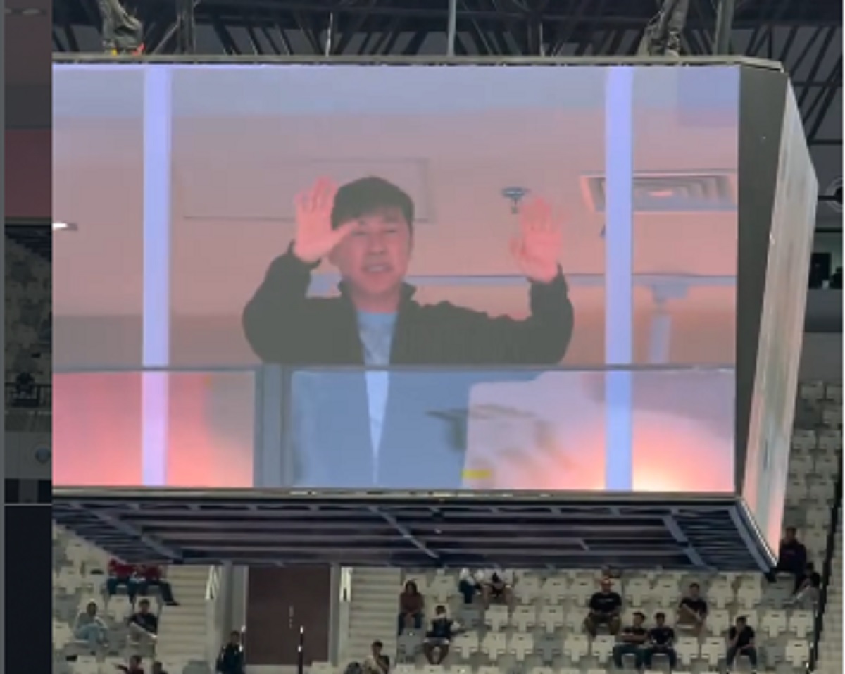 Pelatih Timnas Indonesia Shin Tae-yong melambaikan tangan kepada penonton dari tribun VVIP Indonesia Arena saat menyaksikan laga futsal Indonesia vs Korea Selatan.
