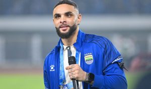 Layvin Kurzawa, mantan bek PSG, memegang mikrofon saat diperkenalkan sebagai pemain baru Persib Bandung di Stadion Gelora Bandung Lautan Api.