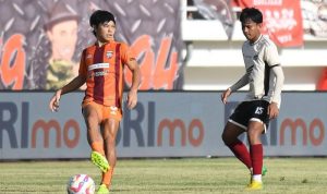 Pemain Borneo FC sedang mengontrol bola saat menghadapi pertahanan PSM Makassar.