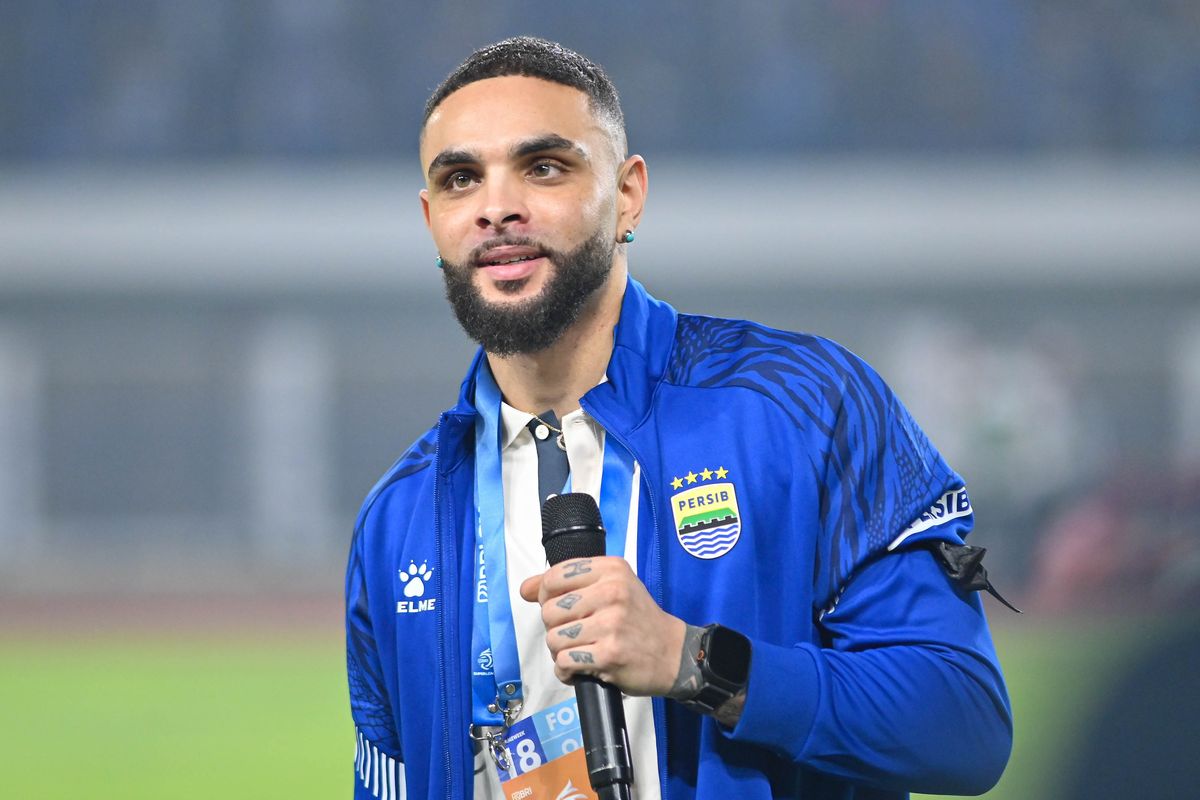 Layvin Kurzawa, mantan bek PSG, memegang mikrofon saat diperkenalkan sebagai pemain baru Persib Bandung di Stadion Gelora Bandung Lautan Api.