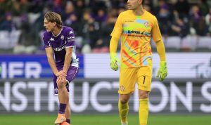 emil-audero-cremonese-vs-fiorentina-serie-a.jpg Kiper Cremonese Emil Audero dengan jersey kuning saat menghadapi pemain Fiorentina dalam pertandingan Liga Italia Serie A.