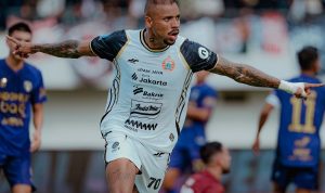 Selebrasi emosional Gustavo Almeida, penyerang Persija Jakarta, setelah berhasil mencetak gol ke gawang lawan dalam pertandingan Liga 1.