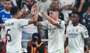 Selebrasi pemain Real Madrid, Federico Valverde dan Jude Bellingham, merayakan gol kemenangan atas Atletico Madrid untuk melaju ke final Piala Super Spanyol.