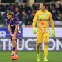 Kiper Cremonese Emil Audero dengan jersey kuning saat menghadapi pemain Fiorentina dalam pertandingan Liga Italia Serie A.