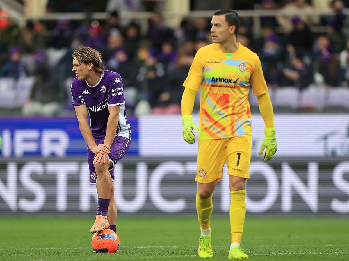 Kiper Cremonese Emil Audero dengan jersey kuning saat menghadapi pemain Fiorentina dalam pertandingan Liga Italia Serie A.