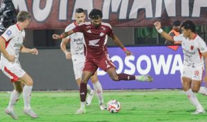 Pemain Bali United sedang menggiring bola dalam pertandingan sengit melawan PSM Makassar di Stadion Gelora BJ Habibie.