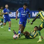 Ciro Alves dari Persib Bandung menggiring bola melewati hadangan pemain PSBS Biak dalam pertandingan Liga 1.