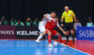Pemain Timnas Indonesia melakukan perebutan bola sengit dengan pemain Kyrgyzstan dalam pertandingan babak grup Piala Asia Futsal 2026.