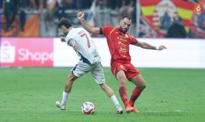 Duel perebutan bola antara pemain Persita Tangerang dan Persija Jakarta dalam pertandingan lanjutan Liga 1.