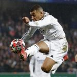 jadwal-psg-vs-real-madrid-leg-pertama-playoff-liga-champions-2026.jpg Aksi Kylian Mbappé saat melakukan tendangan voli di udara dalam pertandingan sengit yang menjadi gambaran intensitas Playoff Liga Champions 2026 antara PSG dan Real Madrid.