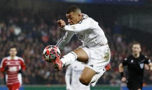 Aksi Kylian Mbappé saat melakukan tendangan voli di udara dalam pertandingan sengit yang menjadi gambaran intensitas Playoff Liga Champions 2026 antara PSG dan Real Madrid.
