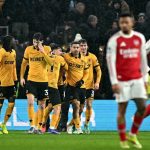 hasil-wolves-vs-arsenal-gol-injury-time.jpg Para pemain Wolverhampton Wanderers merayakan gol ke gawang Arsenal di tengah hujan saat pertandingan Liga Inggris.