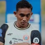 persija-jakarta-vs-psm-makassar-jis-liga1.jpg Close-up Rizky Ridho kapten Persija Jakarta mengenakan jersey putih saat pertandingan Liga 1.