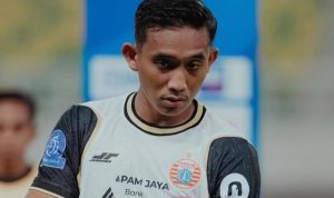 Close-up Rizky Ridho kapten Persija Jakarta mengenakan jersey putih saat pertandingan Liga 1.