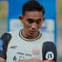 Close-up Rizky Ridho kapten Persija Jakarta mengenakan jersey putih saat pertandingan Liga 1.