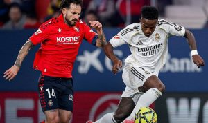 Pemain Real Madrid berduel sengit memperebutkan bola di udara saat melawan Benfica dalam laga penentuan babak 16 besar Liga Champions.