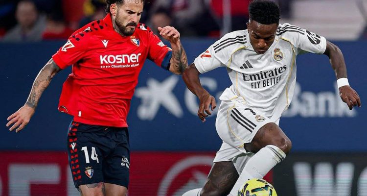 Pemain Real Madrid berduel sengit memperebutkan bola di udara saat melawan Benfica dalam laga penentuan babak 16 besar Liga Champions.