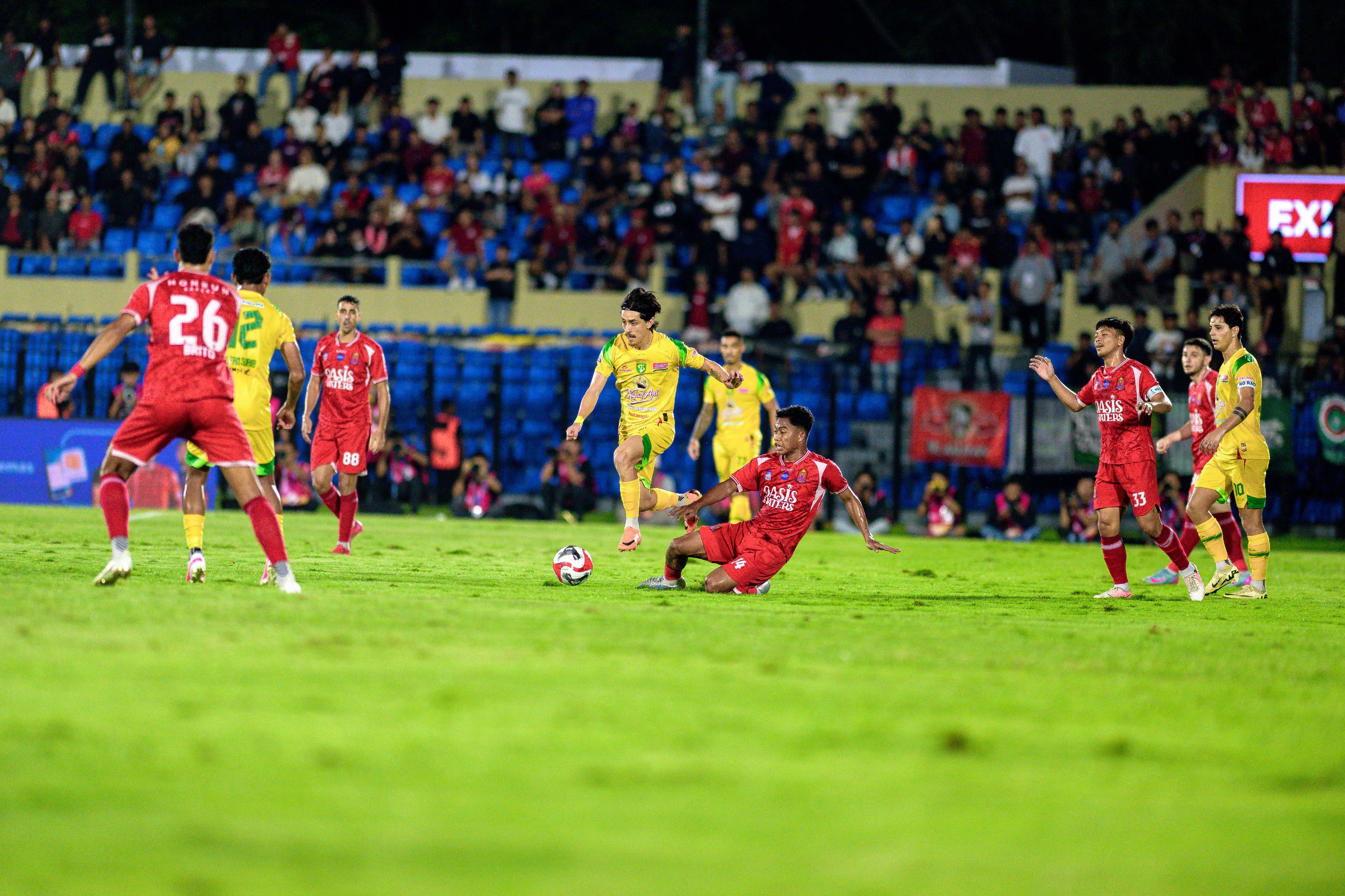 Aksi pemain Persebaya Surabaya saat berusaha melewati hadangan pemain Persijap Jepara dalam laga lanjutan yang berakhir dengan skor 1-3.