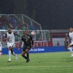 Pemain Persija Jakarta sedang berebut bola dengan pemain Malut United dalam pertandingan sengit Super League.