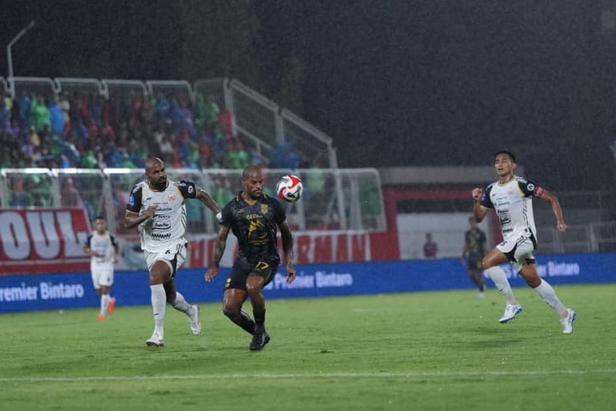 Pemain Persija Jakarta sedang berebut bola dengan pemain Malut United dalam pertandingan sengit Super League.