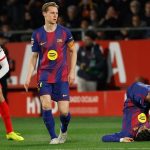 Pemain Barcelona Frenkie de Jong berdiri di lapangan sementara rekannya terjatuh saat pertandingan sengit melawan Girona yang berakhir dengan skor 2-1.