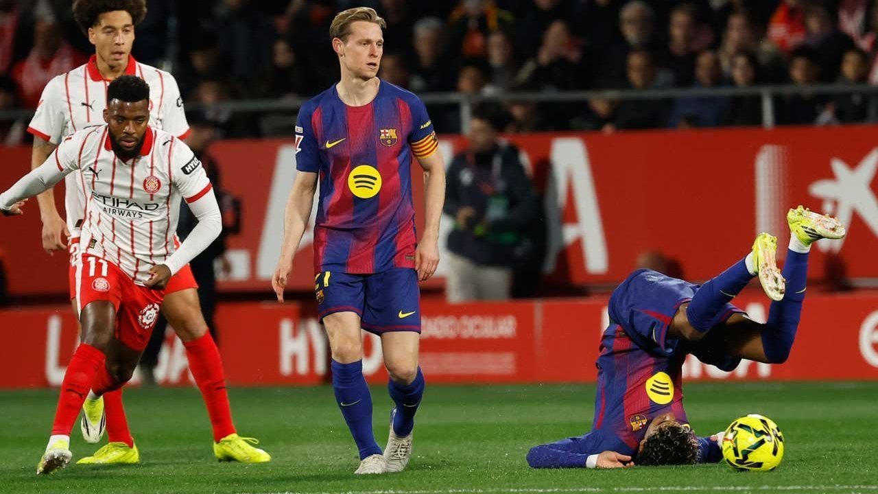 Pemain Barcelona Frenkie de Jong berdiri di lapangan sementara rekannya terjatuh saat pertandingan sengit melawan Girona yang berakhir dengan skor 2-1.