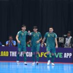Tiga pemain Timnas Futsal Indonesia dengan jersey hijau sedang berjalan di lapangan dalam turnamen AFC Futsal 2026.