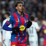 Lamine Yamal dengan jersey Barcelona sedang beraksi di lapangan dalam pertandingan Copa del Rey melawan Albacete.