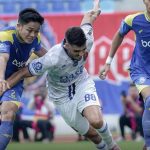 Pemain Arema FC sedang berduel memperebutkan bola dengan pemain Persijap Jepara dalam laga Super League.