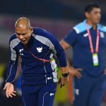 Pelatih Nova Arianto memberikan instruksi dengan tegas kepada pemain Timnas U-17 di pinggir lapangan saat pertandingan.