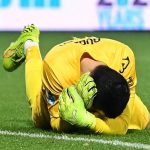 Kiper Emil Audero tergeletak di lapangan dan menerima perawatan medis setelah insiden terkena flare.