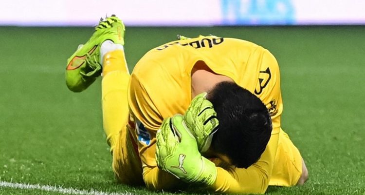 Kiper Emil Audero tergeletak di lapangan dan menerima perawatan medis setelah insiden terkena flare.