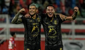 Dua pemain Malut United merayakan gol dengan penuh semangat dalam kemenangan 4-0 melawan Persijap Jepara di ajang Liga 2.